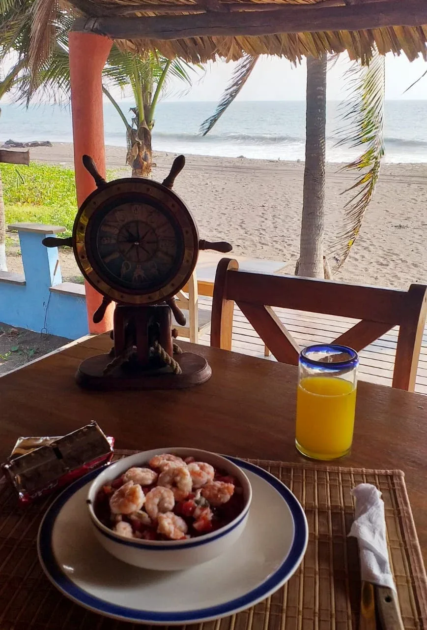 Plato de ceviche en el restaurante del hotel, frente a la playa