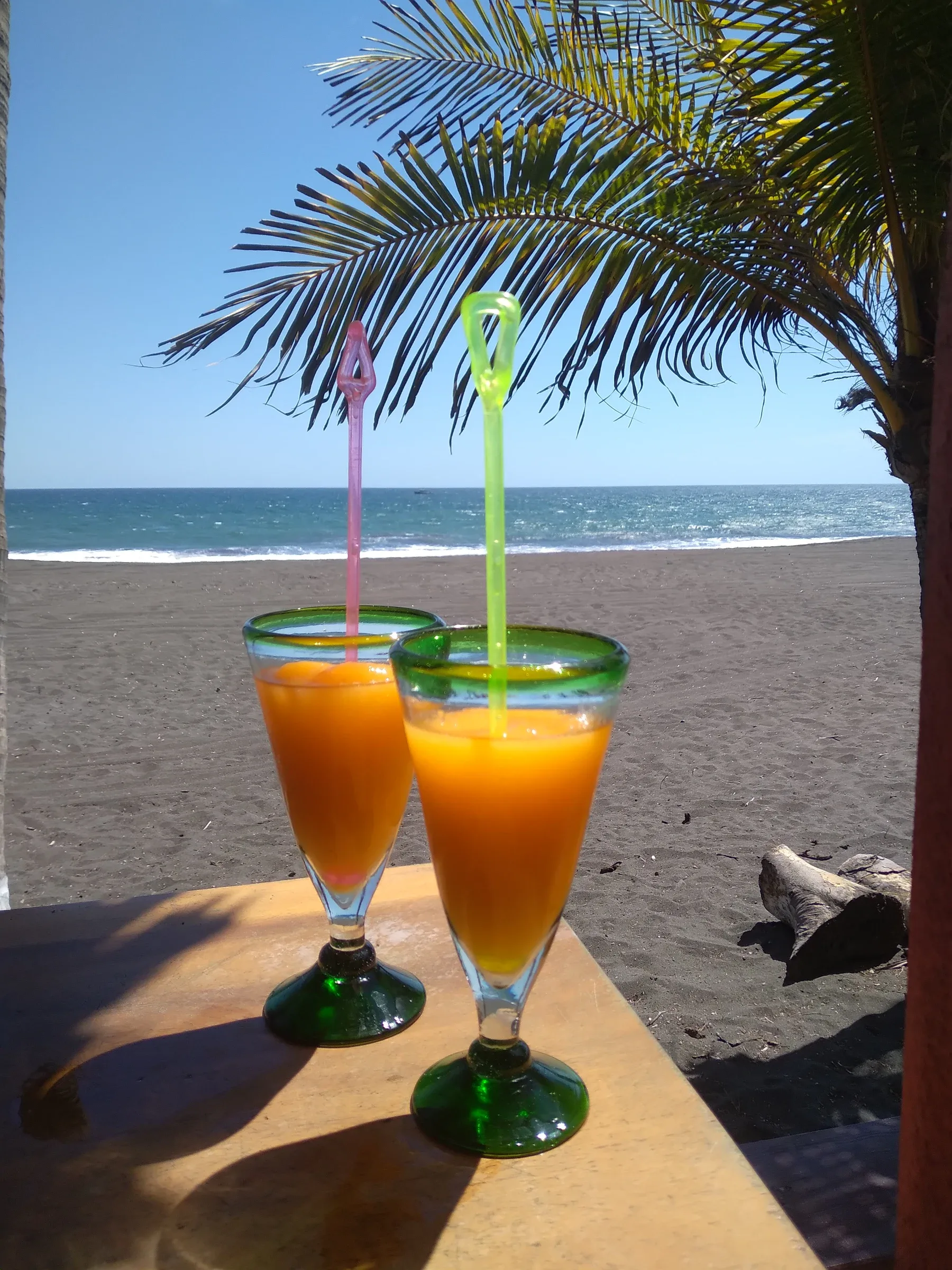 Dos bebidas de fruta en el restaurante frente a la playa